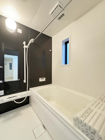 ■バスルームを湿気から守り、洗濯物を乾かす事が出来ます
■浴室暖房でヒートショックの予防
■４時間たっても、湯温低下は約2.5℃ お湯が冷めにくい構造で、光熱費を節約できます