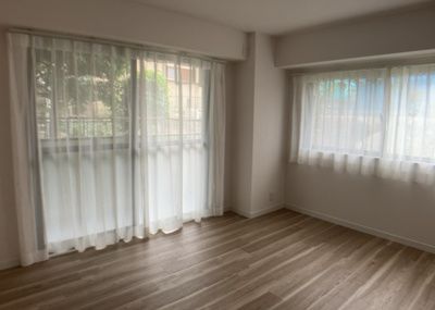 【洋室】 | グレイス相模大野 | 洋室のメリットは重い家具が置きやすく、身の回りが整理しやすいことです。 床がフローリングのため畳とは異なり凹みにくいです。 クローゼットなど収納が豊富で、普段使わない旅行カバンや服の整頓も簡単にです。