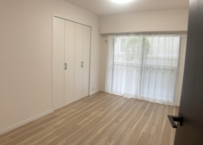 【寝室】 | グレイス相模大野 | 寝室でゆっくりと過ごすためにはベッド周りの適度な空間を担保することや窓の位置、照明の明るさ、寝室の広さなどを考える必要があります。自身や家族の構成とライフスタイルに併せて寝室にする部屋を選びましょう！