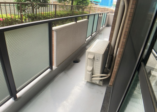 【バルコニー】 | グレイス相模大野 | バルコニーは、室外の専用スペースのうち、「屋根がなく開放された空間」であるものを指します。ベランダより広いタイプのものが多く、日当たりもよいため家庭菜園などを楽しみたい人にとって適した環境となります。