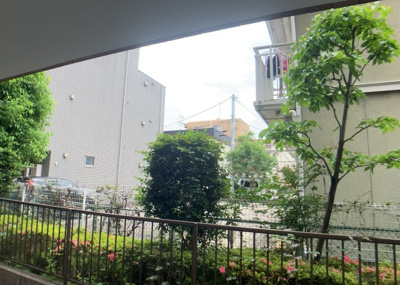 【展望】 | グレイス相模大野 | 眺望の良さを楽しめるダイニングキッチンで家族団らんの時間を過ごしてはいかがでしょうか。バルコニーから見える景色を家族で眺める時間は、時間が経つのを忘れてしまいそうですね。是非、現地を見に行きましょう！