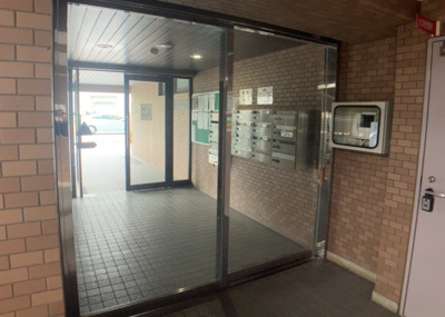 【エントランス】 | グレイス相模大野 | マンションのエントランスには、もともと風よけや防犯の役割がありますが、マンションによって宅配ボックスなどの設備が備わっている所もあります。日々の生活をイメージしながら生活しやすさをチェックしましょう。