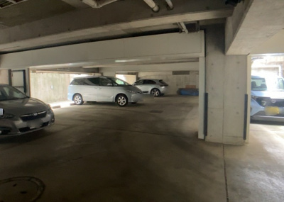 【駐車場】 | グレイス相模大野 | 車一台あたりに必要なスペースは、標準サイズの普通自動車で横幅2m50cm、長さ5mは必要になります。ただし、乗降のことも考慮して横幅3m30cm、長さ5m50cmほどは確保できるところを選びましょう。