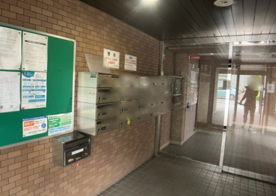 【設備】 | グレイス相模大野 | エントランス付近に設置されている集合ポストは、住んでいる部屋と離れているため、ポストをあさるなど誰かに何かされていても被害に気づきにくいです。入居する時には他人に特定されにくい番号で鍵をかけましょう！