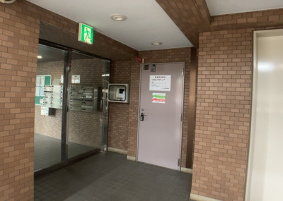 【受付】 | グレイス相模大野 | 受付はマンションコンシェルジュがいる場合もあれば、管理人が滞在する小部屋を総称して呼ぶことがあります。主にエントランスに設置されていることから、防犯面でも期待ができます。防犯設備がない場合はより安心！