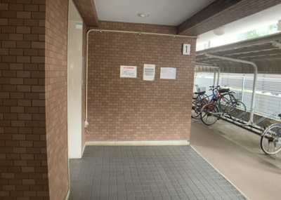 【ロビー】 | グレイス相模大野 | ラウンジは、マンションの共用スペースに椅子やテーブルなどを配置した利用者が寛げる空間です。屋内型ラウンジと屋外型ラウンジがあります。共用部分の管理状況と合わせて、詳細については現地でご確認ください。