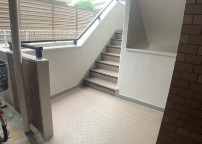 【ロビー】 | グレイス相模大野 | ロビーというと、エントランスと何がちがうの？と思いますよね。実はロビーとエントランスには明確な決まりはありません。物件によっては、エントランスを入って広がるある程度の広さのある空間がロビーとなります。