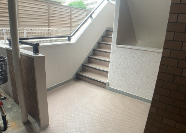 【ロビー】 | グレイス相模大野 | ロビーというと、エントランスと何がちがうの？と思いますよね。実はロビーとエントランスには明確な決まりはありません。物件によっては、エントランスを入って広がるある程度の広さのある空間がロビーとなります。