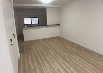 【居間・リビング】 | グレイス相模大野 | 直線タイプはLとDKを一直線に並べた形で対面キッチンのタイプです。一般的なのでよく見かけるかもしれません。直線タイプに似た直接アイランドタイプは、キッチンとダイニングの間に壁がない分広く感じられます。