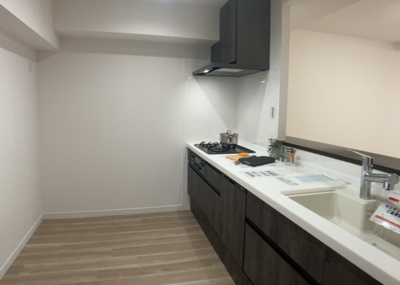 【キッチン】 | グレイス相模大野 | 標準的なシステムキッチンの横幅は、165cm～300cm程度です。2100・2400・2550・2700などミリ単位で表記されます。普段どのように料理をするのかを想定しながら合ったサイズを選びましょう