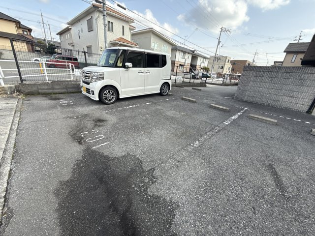 メゾンドクールの駐車場