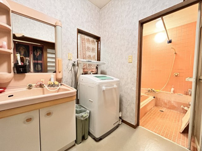 【独立洗面台】 | 陽だまりの丘で育むあたたかな家族時間　熊本県東区戸島本町 | 脱衣洗面所。暖色系の色味が暖かな印象をもたらします。