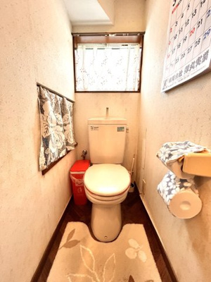 【トイレ】 | 陽だまりの丘で育むあたたかな家族時間　熊本県東区戸島本町 | 窓付きのトイレ。換気扇だけでは物足りない方には◎