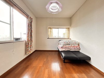 【洋室】 | 陽だまりの丘で育むあたたかな家族時間　熊本県東区戸島本町 | 2階洋室。南側に向かって少し傾きがあります