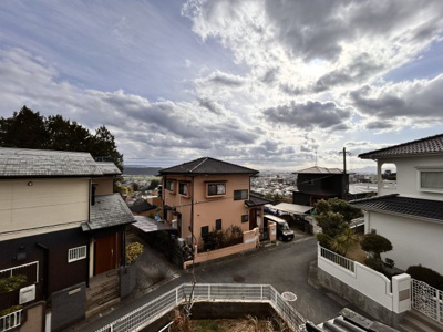 【展望】 | 陽だまりの丘で育むあたたかな家族時間　熊本県東区戸島本町 | ２階からの眺望。阿蘇山ろくの大地に、どこまでも続く空。夏には近くで迫力ある花火を見ることができます♪
