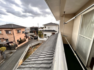 【バルコニー】 | 陽だまりの丘で育むあたたかな家族時間　熊本県東区戸島本町 | 風通しの良い屋根付きベランダで洗濯物が干せます