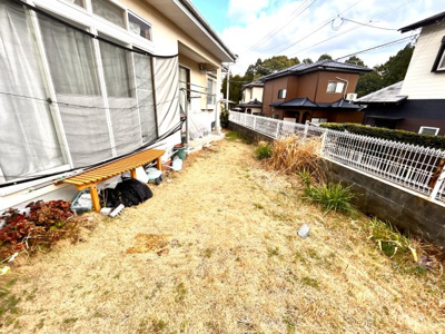 【庭】 | 陽だまりの丘で育むあたたかな家族時間　熊本県東区戸島本町 | 接道から高い位置にある広々お庭。プライバシーを確保しながら、BBQやプールはいかがでしょうか。
