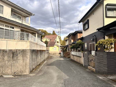 【前面道路含む現地写真】 | 陽だまりの丘で育むあたたかな家族時間　熊本県東区戸島本町 | 南側の接道。袋小路になっているので、通り抜けがなく静かな住環境です。