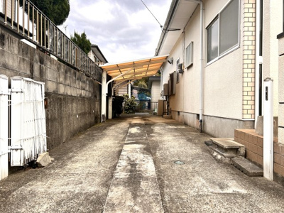 【外観】 | 陽だまりの丘で育むあたたかな家族時間　熊本県東区戸島本町 | 縦列駐車２台駐車可能。使い勝手はアイデア次第で良くなります！