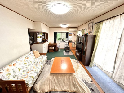 【居間・リビング】 | 陽だまりの丘で育むあたたかな家族時間　熊本県東区戸島本町 | どこにいても家族が見渡せるコンパクトさと開放感を両立した居住空間