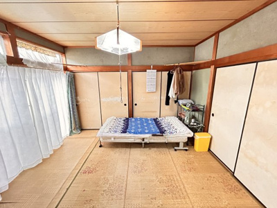 【和室】 | 陽だまりの丘で育むあたたかな家族時間　熊本県東区戸島本町 | 収納豊富な和室は廊下からも直接アクセスができ、リビングと切り離し１部屋として使えます