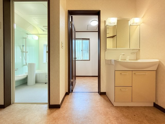 鉾田市飯島中古住宅の独立洗面台