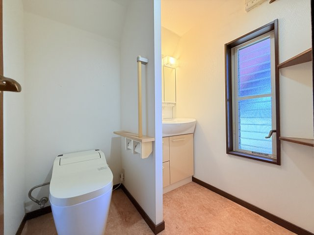 鉾田市飯島中古住宅のトイレ