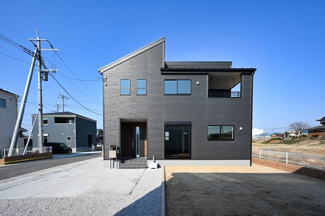 【外観】 | スッキリクリアな青空に映えるエクステリア！
日当たり良好な立地です♪