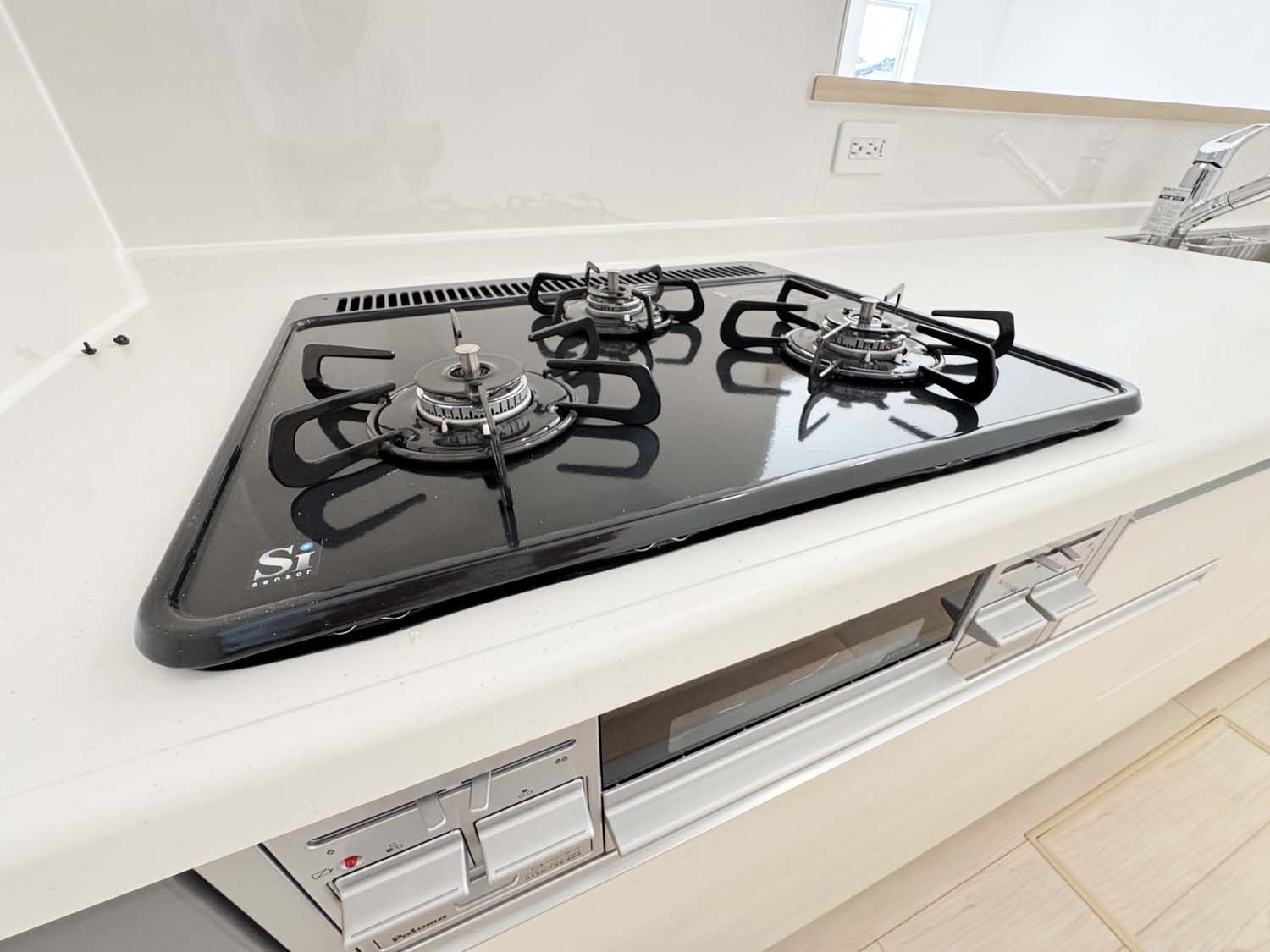 耐震+制震の家 手城町2丁目：住宅性能取得物件 2号棟 手城小徒歩12分のキッチン|安全安心Siセンサー付ホーローガスコンロ
お手入れ楽々！