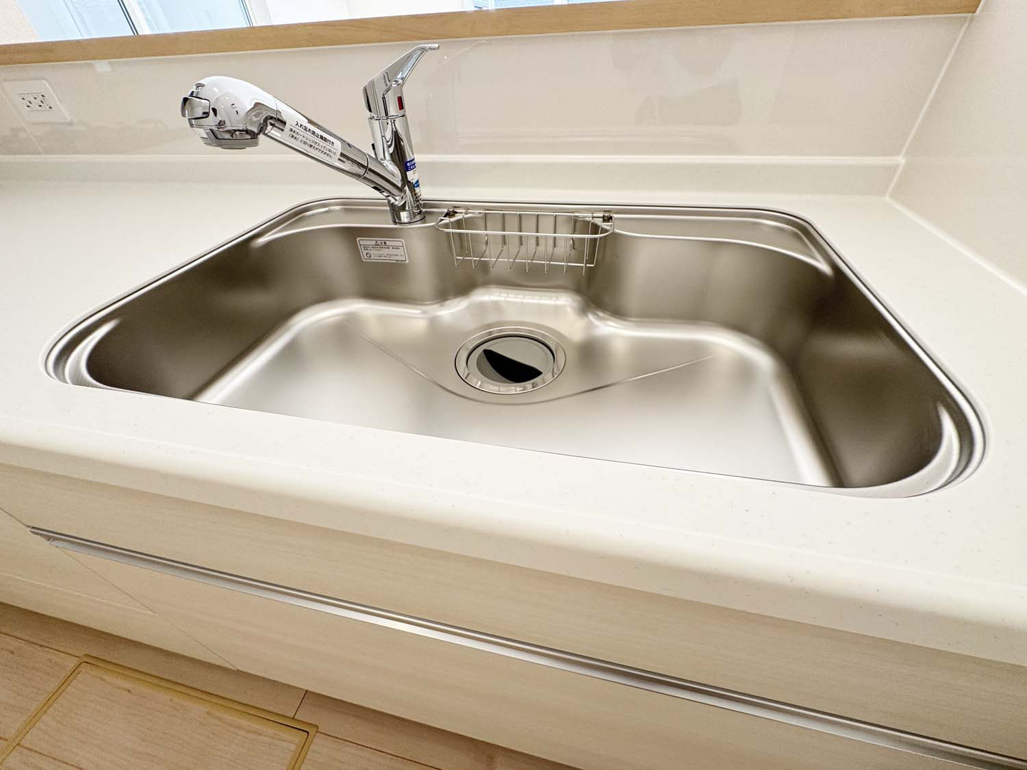 耐震+制震の家 手城町2丁目：住宅性能取得物件 2号棟 手城小徒歩12分の設備|■全面エンボス加工ステンレスシンク
■水はねの音や食器が当たる音を大幅に軽減
■浄水器内蔵水栓、浄水器ごとホースを引き出せます