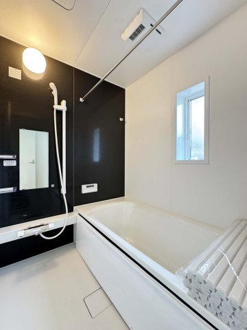 耐震+制震の家 手城町2丁目：住宅性能取得物件 2号棟 手城小徒歩12分の浴室|■バスルームを湿気から守り、洗濯物を乾かす事が出来ます
■浴室暖房でヒートショックの予防
■４時間たっても、湯温低下は約2.5℃ お湯が冷めにくい構造で、光熱費を節約できます