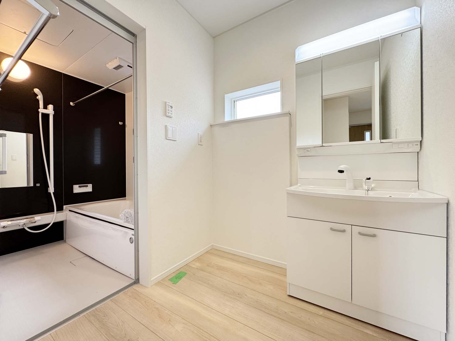 耐震+制震の家 手城町2丁目：住宅性能取得物件 2号棟 手城小徒歩12分の独立洗面台|■三面鏡タイプを採用。鏡の裏にも収納できます
■手洗の洗濯にも便利なゆったりサイズのシンク 
■水栓はリフトアップ機能付、ハンドシャワーでも使えます