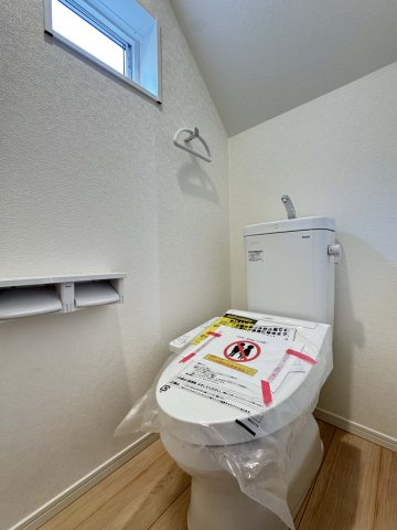 耐震+制震の家 手城町2丁目：住宅性能取得物件 2号棟 手城小徒歩12分のトイレ|■温水洗浄暖房便座
■1階、2階に設置
■奥までぐるーっとフチなしのお手入れカンタン仕様