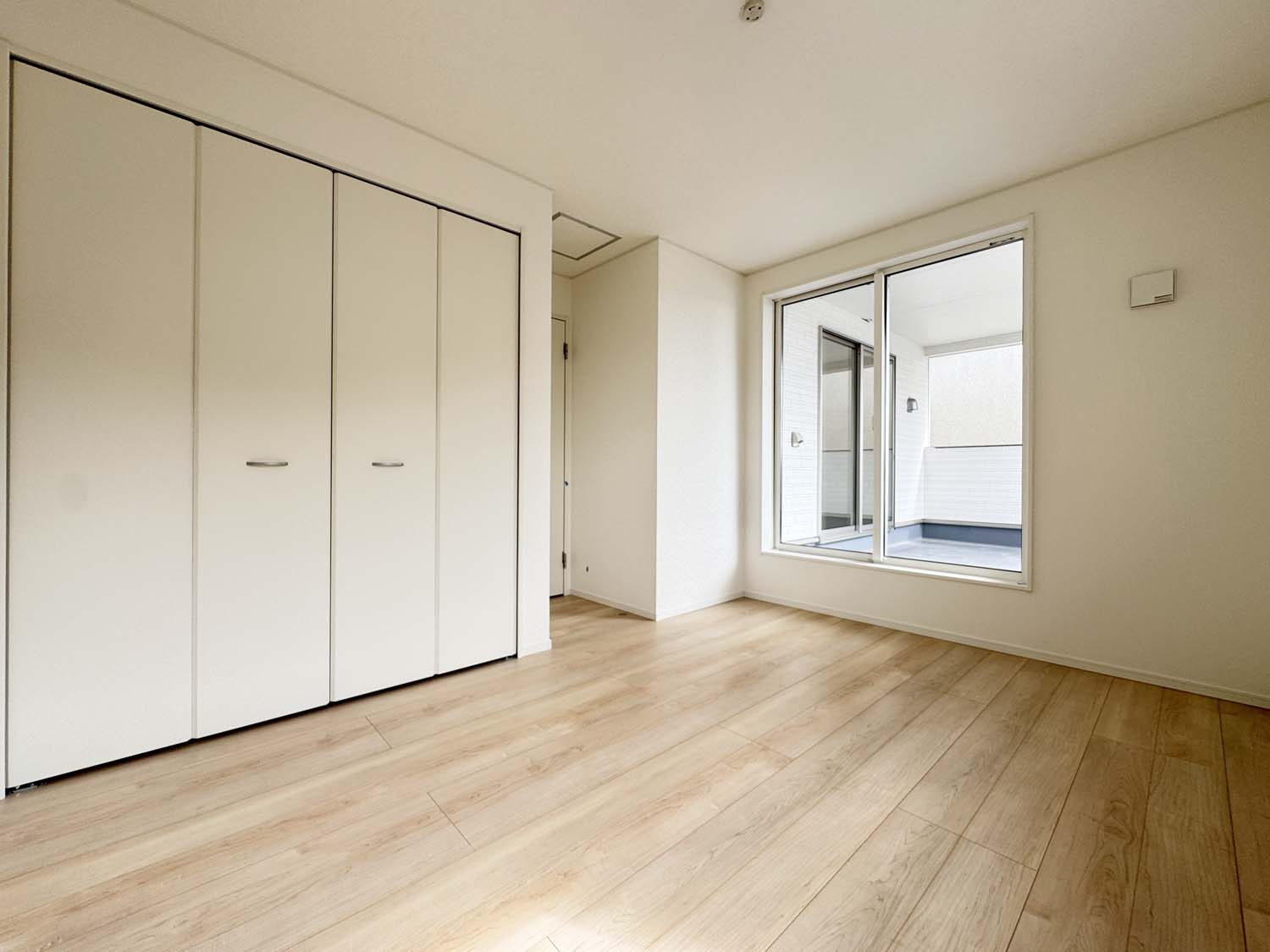 耐震+制震の家 手城町2丁目：住宅性能取得物件 2号棟 手城小徒歩12分の洋室|各居室に収納を備えました
