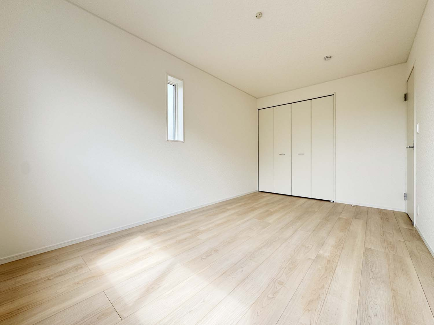 耐震+制震の家 手城町2丁目：住宅性能取得物件 2号棟 手城小徒歩12分の洋室|各居室に収納を備えました