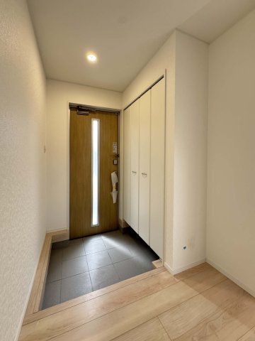 耐震+制震の家 手城町2丁目：住宅性能取得物件 2号棟 手城小徒歩12分の玄関|大容量のシューズボックス