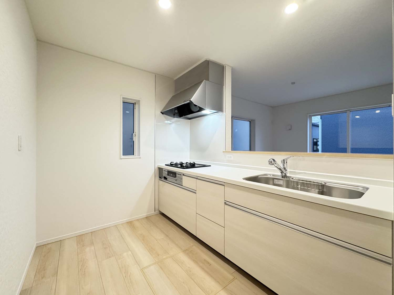 耐震+制震の家 手城町2丁目：住宅性能取得物件 2号棟 手城小徒歩12分のキッチン|対面式のシステムキッチン：リビングで遊んでいるお子様を見守りながら、時にはお喋りをしながら料理や後片付けができる人気の高いスタイルです