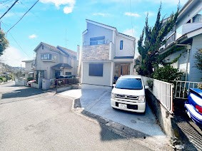 【前面道路含む現地写真】 | ◆緑区北八朔町中古住宅◆ | ◆爽やかな青空の下に贅沢なほどに降り注ぐ陽光、豊かな居住性と、クオリティが見事に調和した住空間は、住まうことの喜びを感じさせてくれます。ゆとりある広い敷地で開放的なお住まいです。