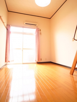 【居間・リビング】 | 第一コマツコーポ | キレイなフローリングのお部屋です☆