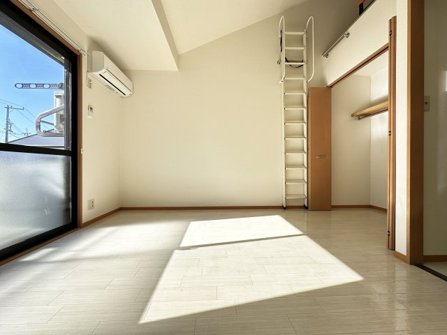 ミントグリーンの洋室