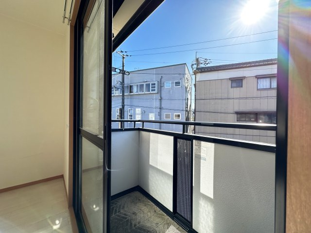 ミントグリーンのバルコニー