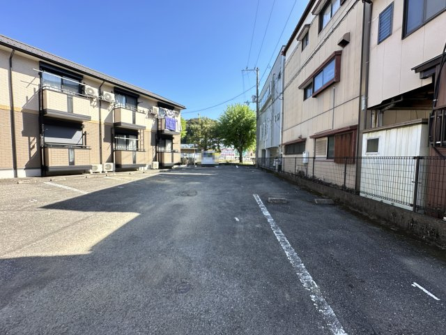 ミントグリーンの駐車場