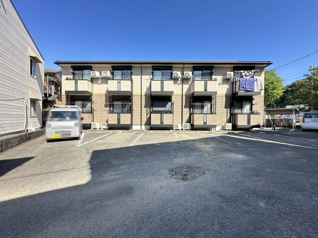 ミントグリーンの駐車場