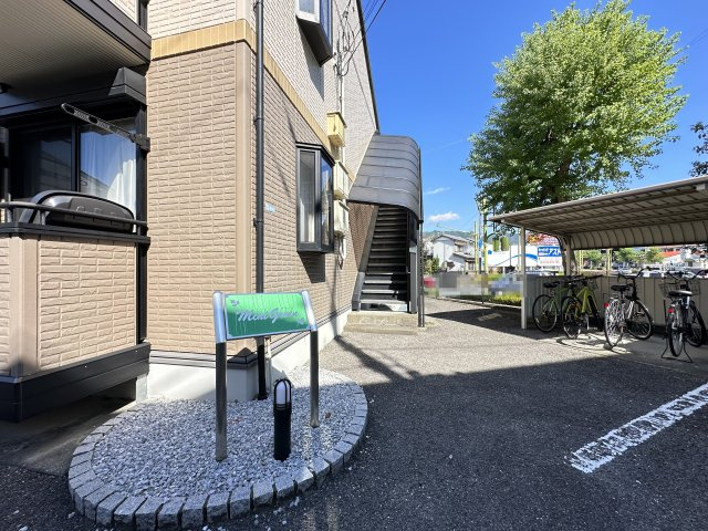 ミントグリーンのエントランス