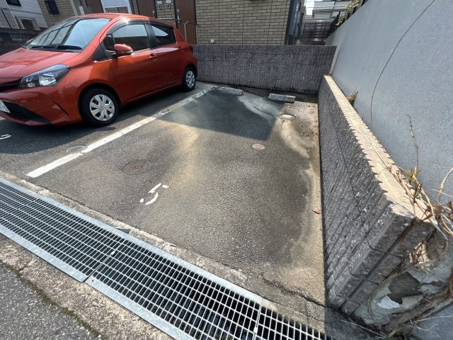 ラ・ペルーズ　緑が丘の駐車場
