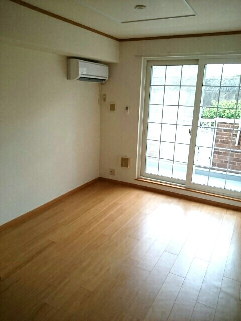 グリーンヒル三城Bの居間・リビング