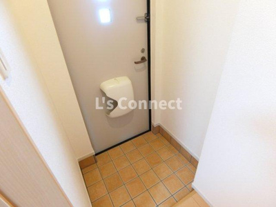 【玄関】 | ハピネス休塚 | 玄関収納付き。