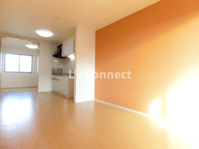 【居間・リビング】 | ハピネス休塚 | アクセントクロス仕様のＬＤＫ。