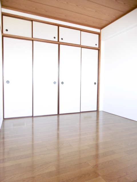 高松ビル【10,000円キャッシュバック対象物件】の洋室|ゆったりした洋室です