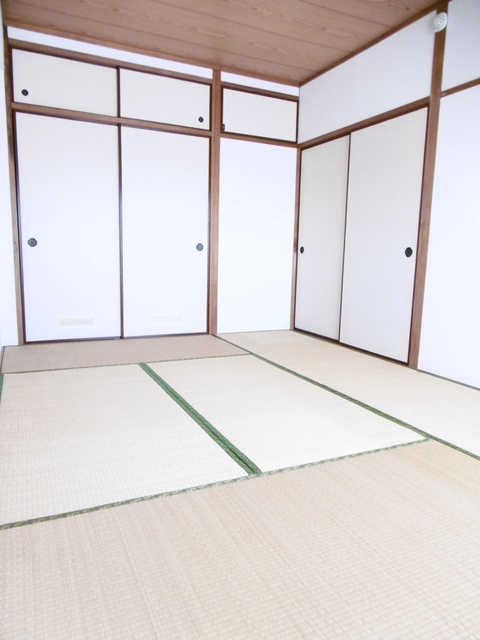 高松ビル【10,000円キャッシュバック対象物件】の和室|明るい和室です